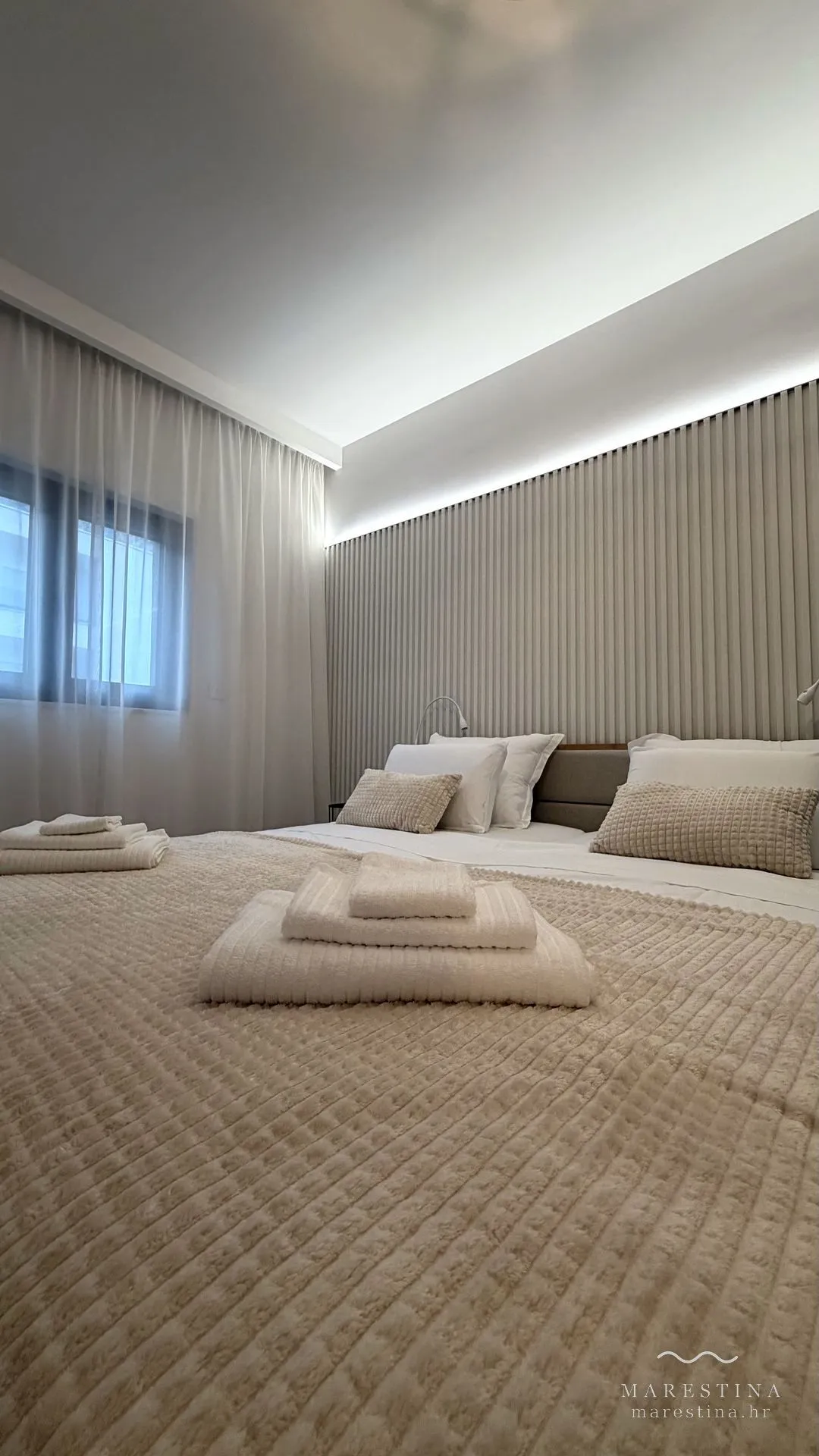 Zweites Schlafzimmer mit Doppelbett, Schrank und Arbeitsplatz
